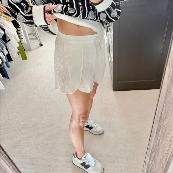 Preowned Lululemon Negative Split Textured Run Short 2.5" Cream Shorts Small - Picture 7 of 7